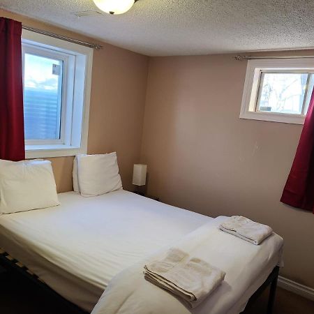 Cozy Home With Comfortable Beds And Fully Equipped Kitchen 15 Mins Drive From Airport, Downtown, Sait And U Of C And 80 Min Drive To Banff YYC Exterior photo