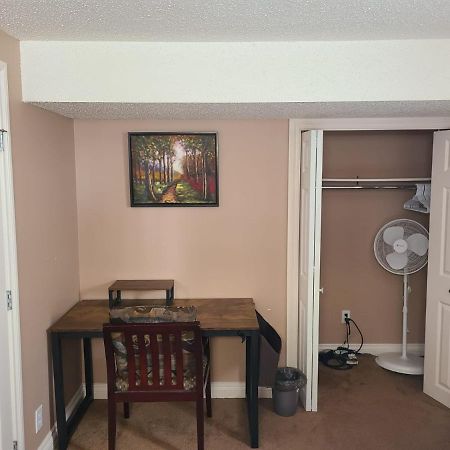 Cozy Home With Comfortable Beds And Fully Equipped Kitchen 15 Mins Drive From Airport, Downtown, Sait And U Of C And 80 Min Drive To Banff YYC Exterior photo