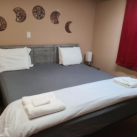 Cozy Home With Comfortable Beds And Fully Equipped Kitchen 15 Mins Drive From Airport, Downtown, Sait And U Of C And 80 Min Drive To Banff YYC Exterior photo