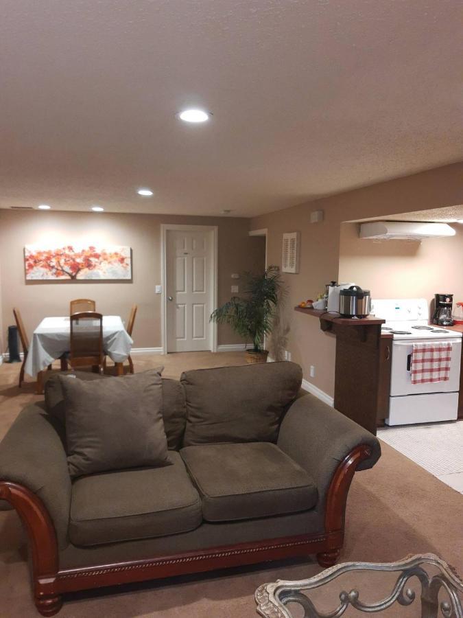 Cozy Home With Comfortable Beds And Fully Equipped Kitchen 15 Mins Drive From Airport, Downtown, Sait And U Of C And 80 Min Drive To Banff YYC Exterior photo