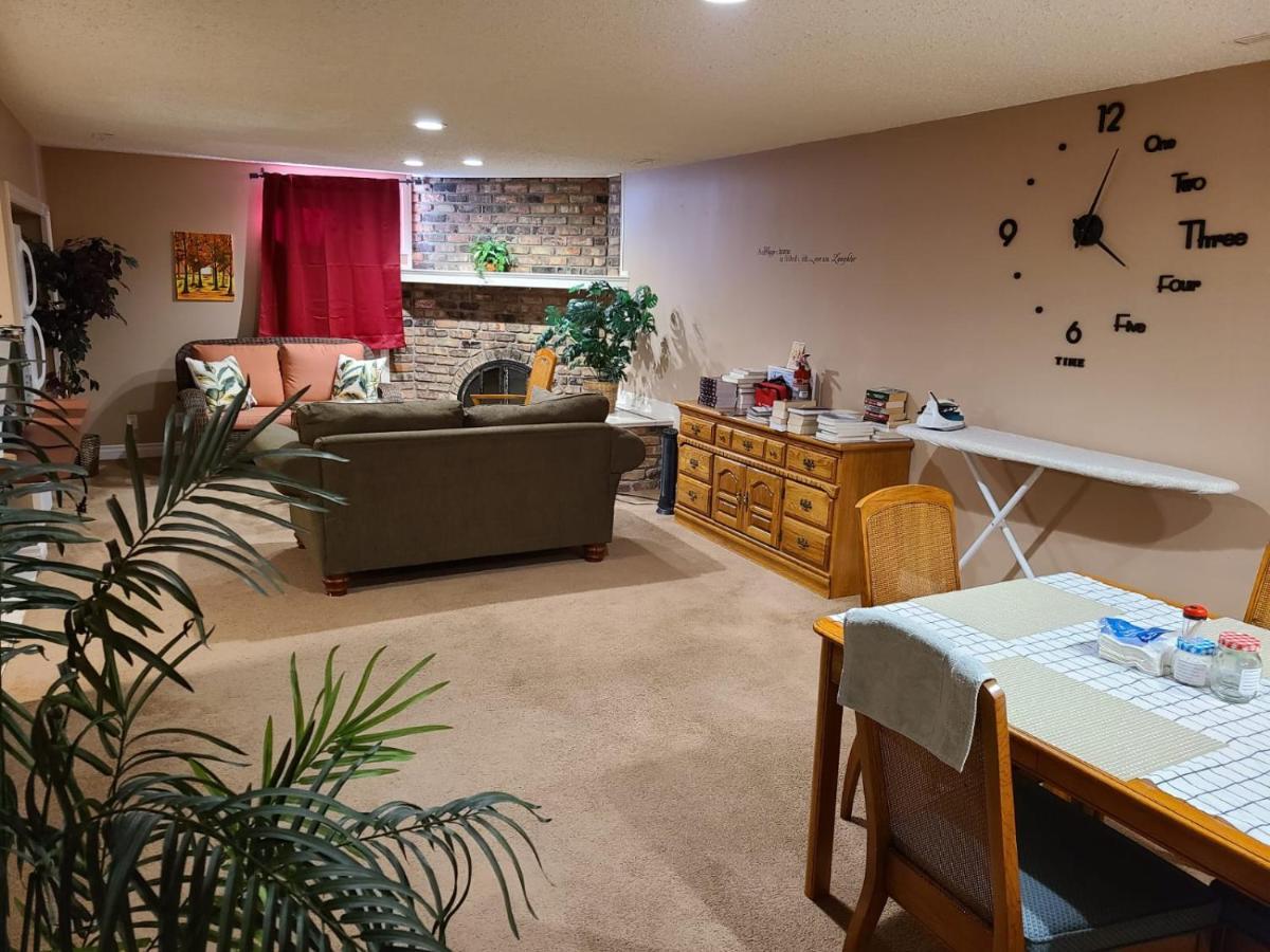 Cozy Home With Comfortable Beds And Fully Equipped Kitchen 15 Mins Drive From Airport, Downtown, Sait And U Of C And 80 Min Drive To Banff YYC Exterior photo