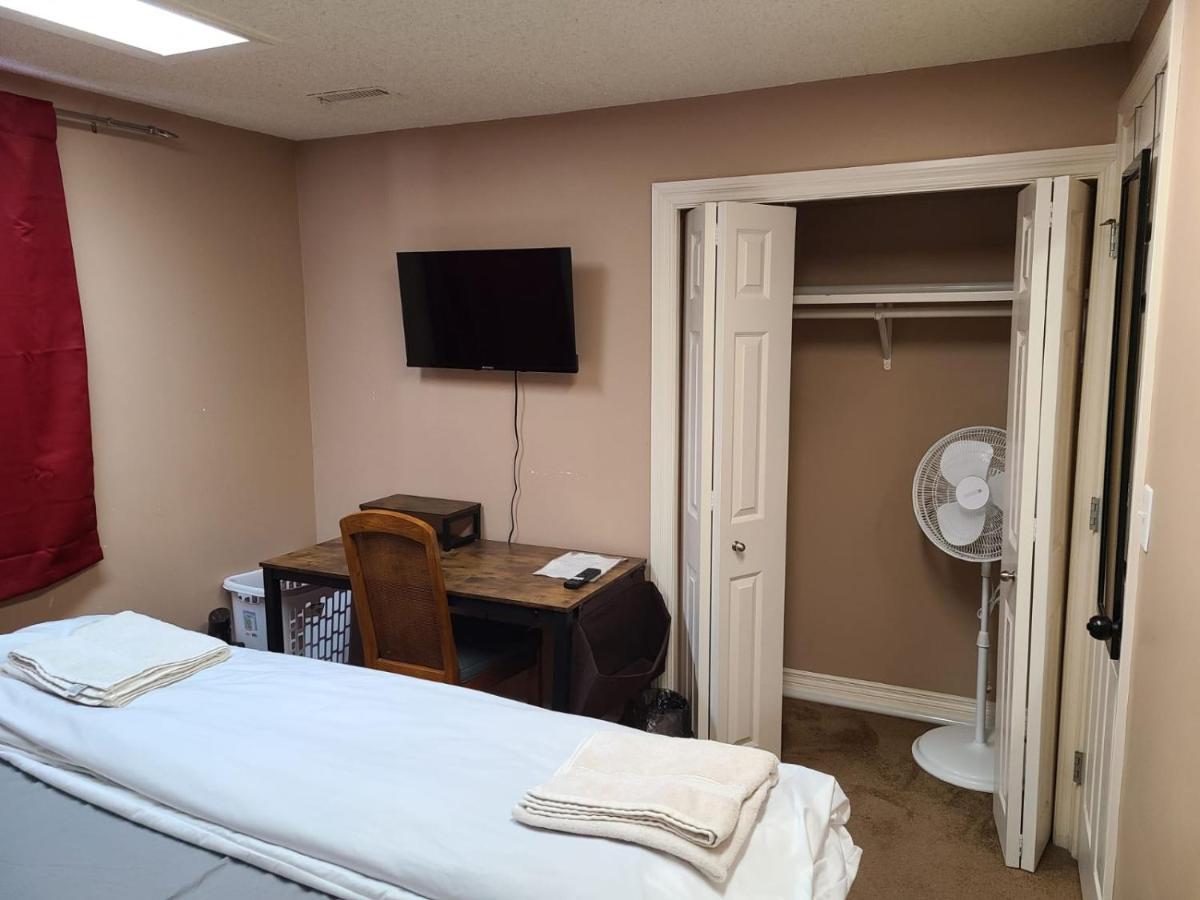 Cozy Home With Comfortable Beds And Fully Equipped Kitchen 15 Mins Drive From Airport, Downtown, Sait And U Of C And 80 Min Drive To Banff YYC Exterior photo