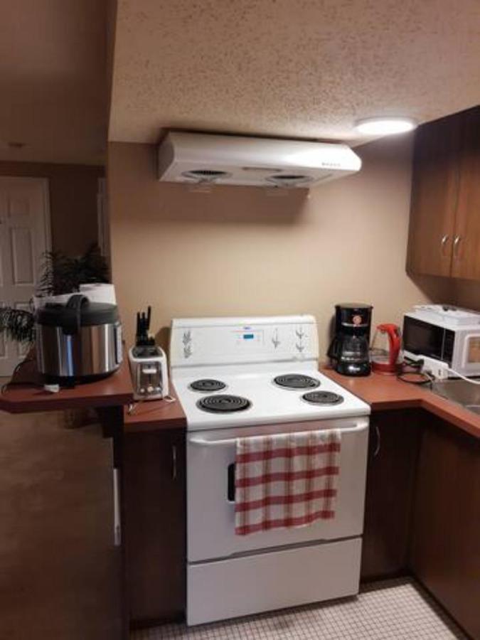 Cozy Home With Comfortable Beds And Fully Equipped Kitchen 15 Mins Drive From Airport, Downtown, Sait And U Of C And 80 Min Drive To Banff YYC Exterior photo