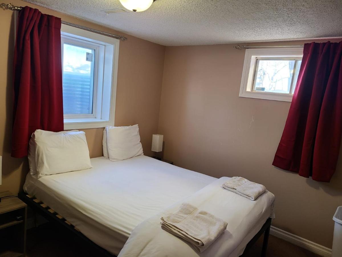 Cozy Home With Comfortable Beds And Fully Equipped Kitchen 15 Mins Drive From Airport, Downtown, Sait And U Of C And 80 Min Drive To Banff YYC Exterior photo