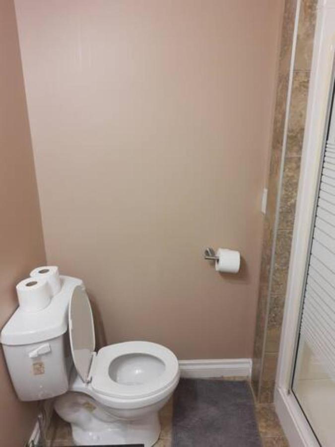 Cozy Home With Comfortable Beds And Fully Equipped Kitchen 15 Mins Drive From Airport, Downtown, Sait And U Of C And 80 Min Drive To Banff YYC Exterior photo