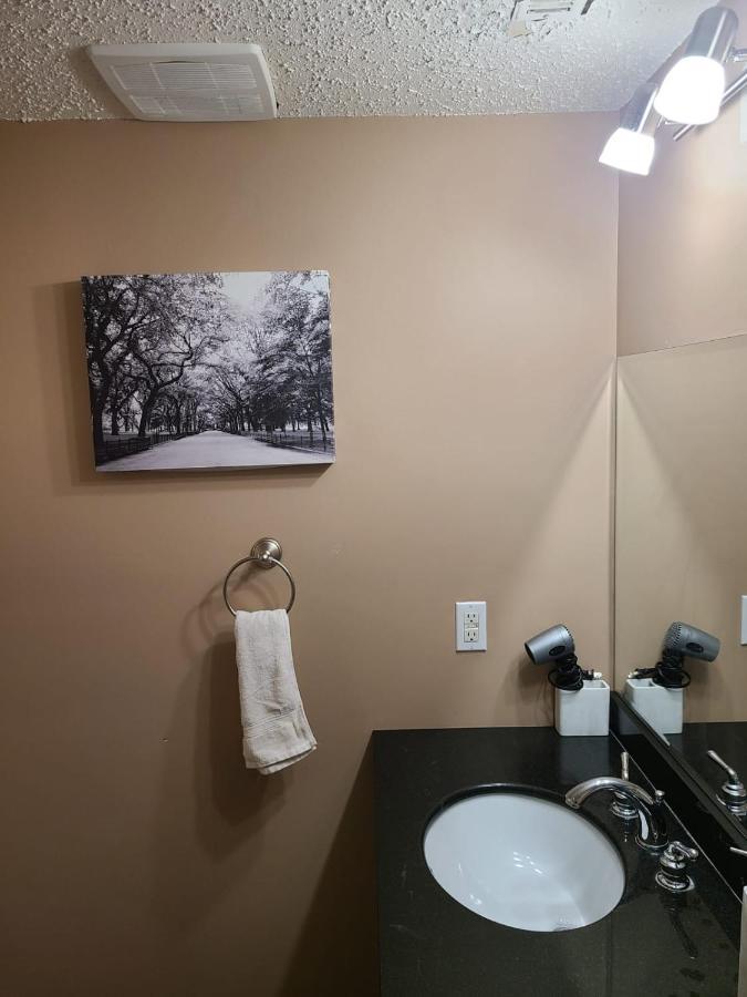 Cozy Home With Comfortable Beds And Fully Equipped Kitchen 15 Mins Drive From Airport, Downtown, Sait And U Of C And 80 Min Drive To Banff YYC Exterior photo