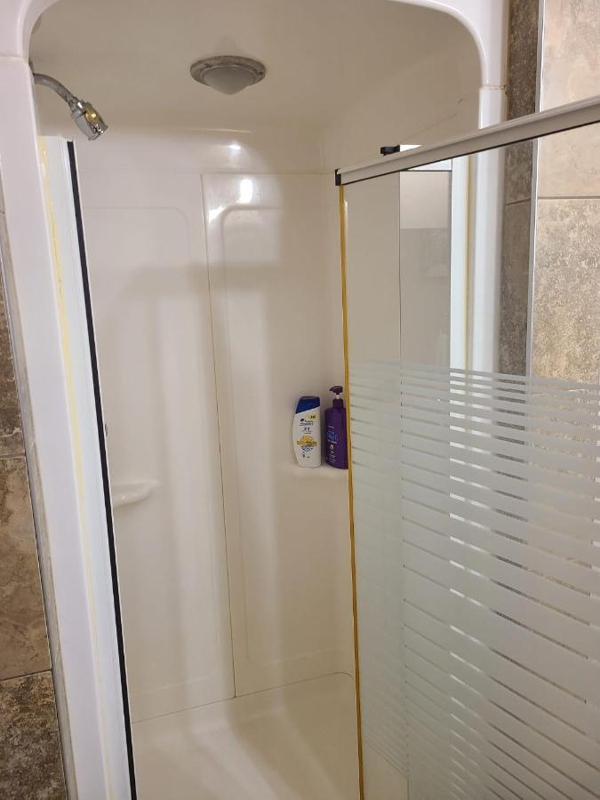 Cozy Home With Comfortable Beds And Fully Equipped Kitchen 15 Mins Drive From Airport, Downtown, Sait And U Of C And 80 Min Drive To Banff YYC Exterior photo