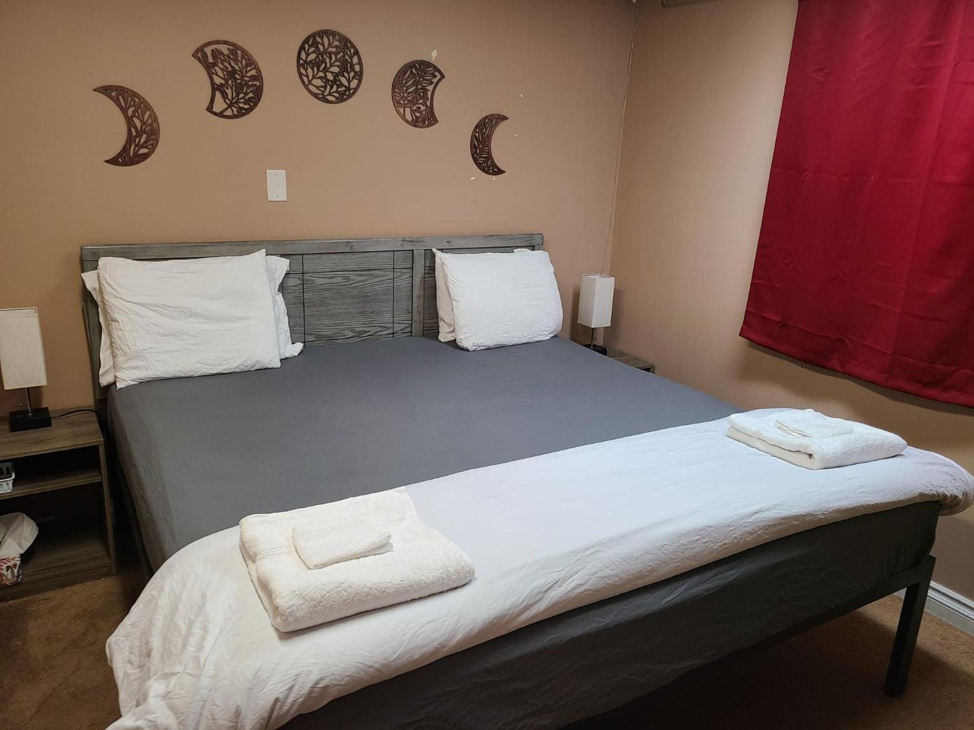 Cozy Home With Comfortable Beds And Fully Equipped Kitchen 15 Mins Drive From Airport, Downtown, Sait And U Of C And 80 Min Drive To Banff YYC Exterior photo
